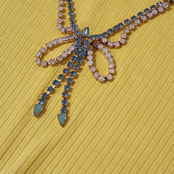 Excellent!! Gold-Toned Cupid’s Bow Blue-White Iridescent Rhinestone Necklace - Picture 7 of 10